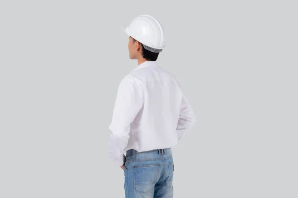 白い背景に隔離されたヘルメットを身に着けている肖像若いエンジニアのアジア人男性 ハンサムな男性は建築家や請負業者 労働者や労働者 バックビュー 業界の概念 — ストック写真