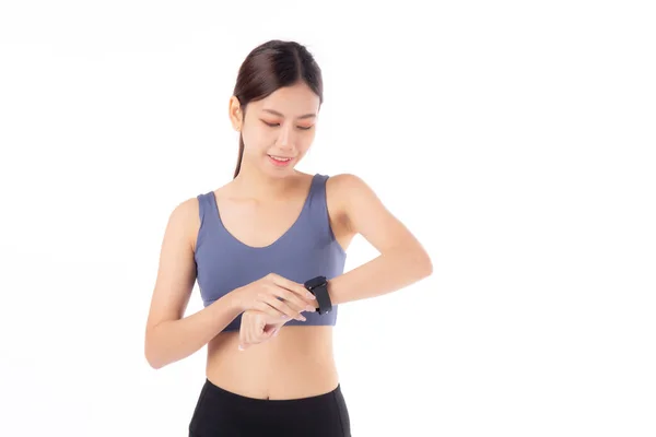 快乐的年轻亚洲女人看起来很聪明 喜欢运动和有氧运动 有着白色背景的有氧运动 女人看起来很聪明 有手腕的脉搏 而锻炼与健康 运动的概念 — 图库照片