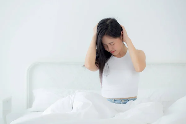 自宅でベッドの痛みの頭痛に座って若いアジアの女性 不幸な女性の疲労と病気の頭痛 不安と不安 目まいと障害 医学と健康の概念 — ストック写真