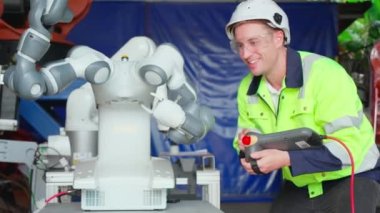 Genç mühendis kontrol ve onarım robotları silahlandırıyor teknoloji zekası ve yenilik fabrika endüstrisinde, teknisyen robotu inceliyor ve onaylıyor, müfettiş ve endüstri kavramı.