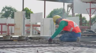 Endüstriyel fabrikada çalışan, kaynak makinesi kullanan Asyalı genç işçiler, kaynak makinası, kaynak makinesi, kaynak makinesi, çelik işçisi, parıltı, işgal teknisyeni ve beceri, endüstri konsepti..