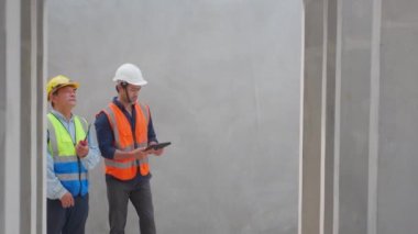 Ekip sözcüsü ve çalışanı ön döküm duvarlar üretiyor ve dijital tablet ararken fabrika endüstrisi, yönetici ve işgücü kontrol kalitesi çimento duvarı, endüstri konsepti.