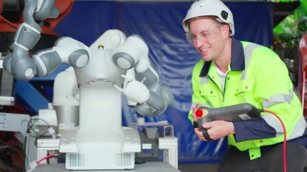 Giovane Ingegnere Uomo Controllo Manutenzione Robot Armi Tecnologia Intelligenza Innovazione — Video Stock