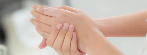 Mãos Perto Mulher Aplicando Creme Hidratante Loção Com Mãos Para — Fotografia de Stock