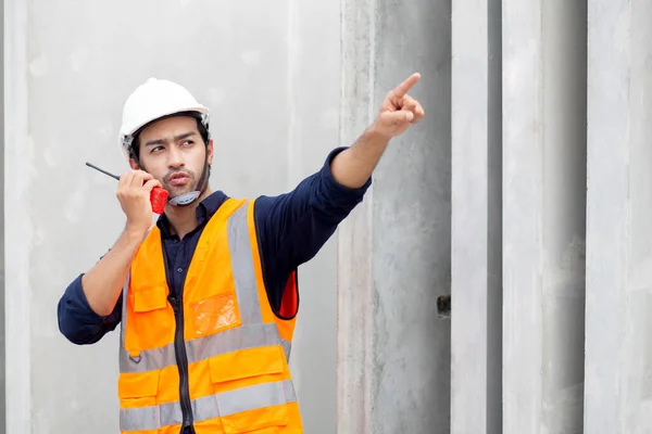 Fiatal Férfi Mérnök Aki Rádiós Parancsnokságot Használ Építkezésen Dolgozó Munkással — Stock Fotó