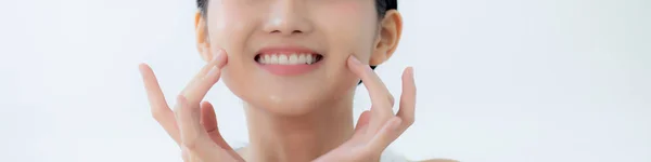 化粧品の美しい若いアジアの女性のメイク 女の子の手は顔に頬に触れ 魅力的な笑顔 健康としわと美しさの完璧なスキンケアの顔 スキンケアと健康の概念 — ストック写真