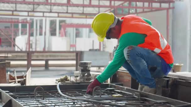 年轻的亚洲工人使用机器焊铁 手工在工厂 焊工或人工焊接接头钢中工作 同时具有闪光 职业技术人员和技能 工业概念 — 图库视频影像