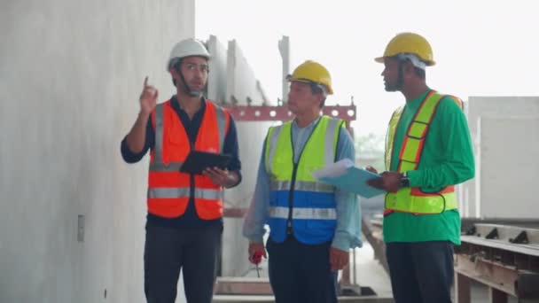 Équipe Jeune Contremaître Travailleur Réunion Examen Produisent Des Murs Préfabriqués — Video