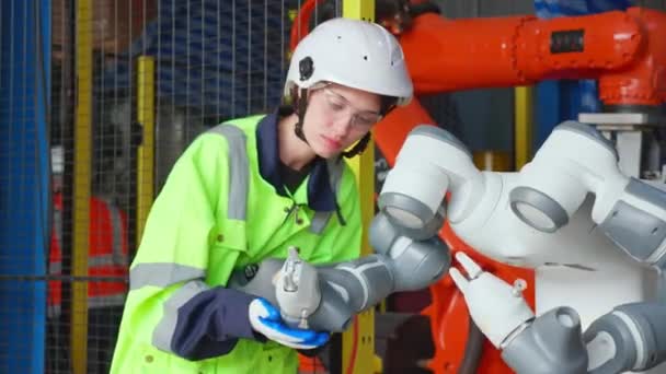 Ung Ingenjör Kvinna Kontroll Och Underhåll Maskin Robot Vapen Teknik — Stockvideo