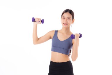 Güzel, genç Asyalı bir kadının dambılı kaldırışı, beyaz arka planda izole edilmiş, kadın spor eğitimi, kas gücü, spor ve sağlık konsepti için dambıl tutuşu..