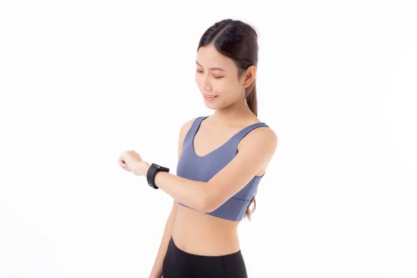 快乐的年轻亚洲女人看起来很聪明 喜欢运动和有氧运动 有着白色背景的有氧运动 女人看起来很聪明 有手腕的脉搏 而锻炼与健康 运动的概念 — 图库照片