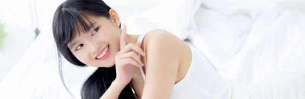 Linda Jovem Mulher Asiática Sorrindo Deitada Cama Quarto Beleza Bochecha — Fotografia de Stock