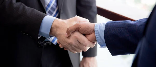 Zbliżenie Rąk Biznesmena Uścisk Dłoni Partnerem Biurze Negocjacje Biznesmena Umowa — Zdjęcie stockowe