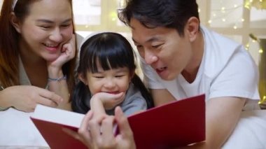 Mutlu aile yalan söylüyor ve kitap okuyor. Yatak odasındaki eğlenceyle yatakta masal anlatıyor. Anne ve baba, yatma zamanı, bağ kurma ve ilişki kurma, yaşam tarzı konsepti olan çocuklarla ilgili hikayeler anlatıyor..