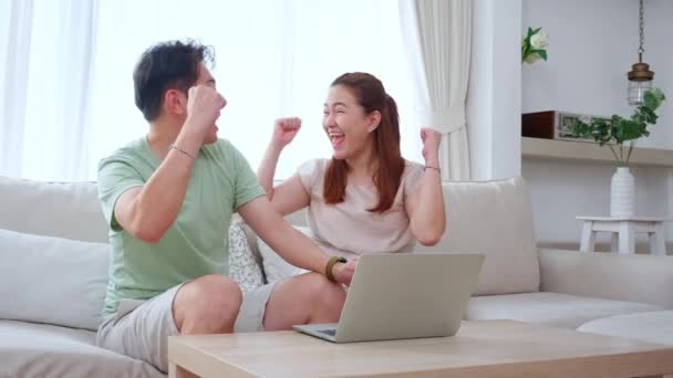 Glückliche Junge Asiatische Paar Vor Laptop Computer Mit Entspannung Und — Stockvideo