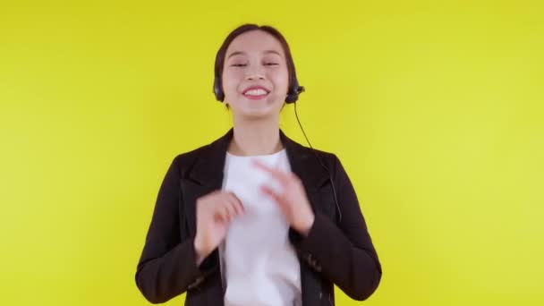 Portret Jonge Aziatische Zakenvrouw Call Center Dragen Headset Gele Achtergrond — Stockvideo