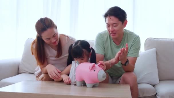 Feliz Asiático Familia Padre Madre Hija Sentado Sofá Planificación Finanzas — Vídeos de Stock