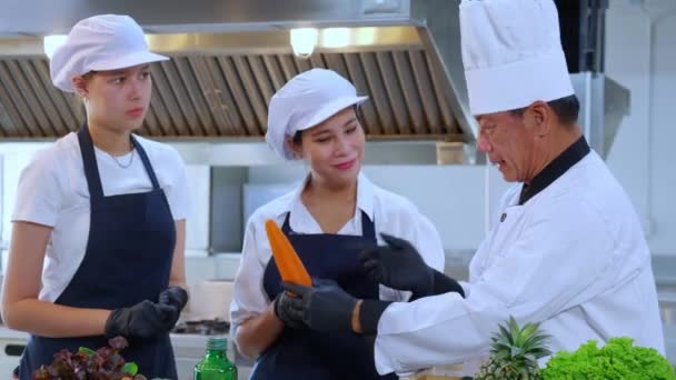 Treinamento Chef Equipe Explicando Aprendiz Sobre Cozinhar Preparar Vegetais Frescos — Vídeo de Stock