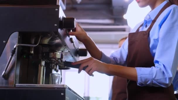 Zbliżenie Ręce Barista Przygotowuje Kawę Cappuccino Lub Latte Ekspresem Filiżance — Wideo stockowe