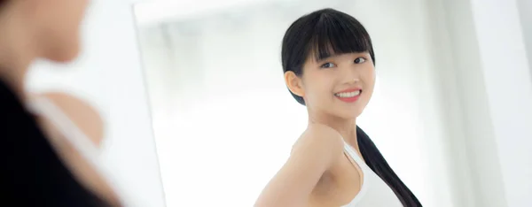 Mooie Jonge Aziatische Vrouw Zoek Lichaam Spiegel Met Buik Figuur — Stockfoto