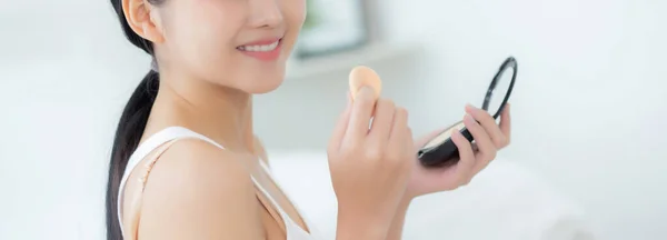 Beauty Young Asian Woman Learning Makeup Powder Puff Cheek Watching — Foto Stock