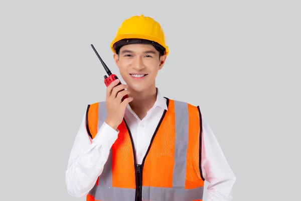 Retrato Jovem Asiático Homem Engenheiro Vestindo Capacete Usando Rádio Para — Fotografia de Stock