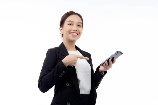 形象年轻的亚洲女商人用白色背景隔离的智能手机 女商人站在那里 自信地看着智能手机 女商人用电话 切掉了一个人 — 图库照片