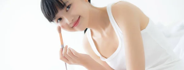 Beleza Jovem Mulher Asiática Com Maquiagem Aprendendo Com Escova Bochecha — Fotografia de Stock