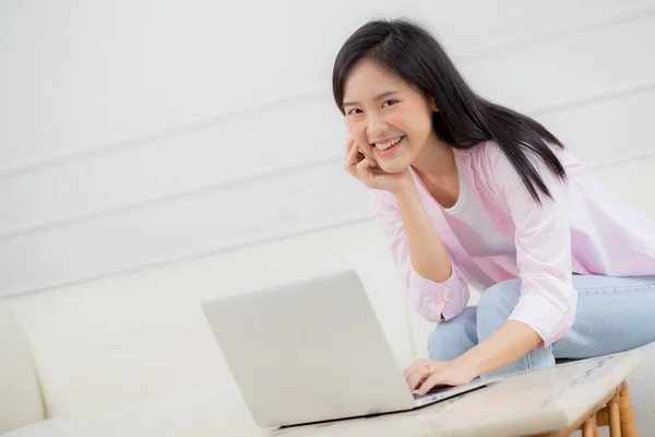 Mladé Asijské Obchodní Žena Práce Domova Notebookem Line Internet Pohovce — Stock fotografie