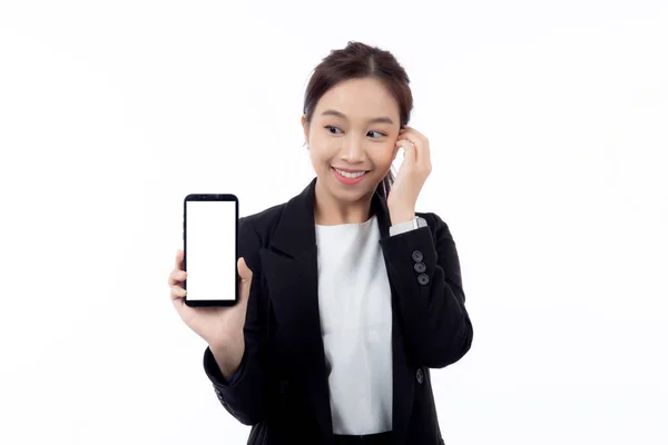 Genç Asyalı Kadınının Beyaz Arka Planda Izole Edilmiş Akıllı Telefonu — Stok fotoğraf