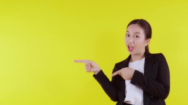 Porträtt Ung Asiatisk Affärskvinna Peka Och Presentera Isolerad Gul Bakgrund — Stockvideo