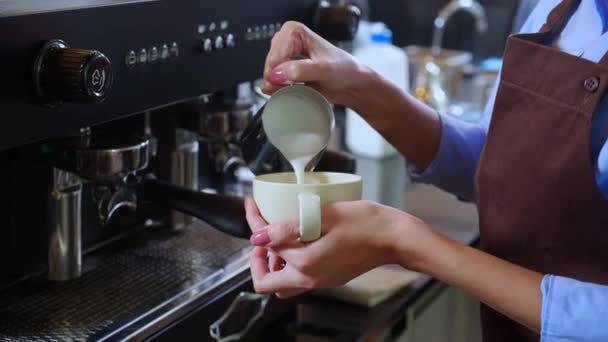 Primeros Planos Manos Barista Preparando Hacer Café Capuchino Café Con — Vídeo de stock