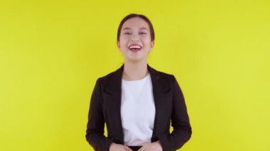 Sarı arka planda, reklamcılık ve pazarlamada izole edilmiş genç Asyalı iş kadını portresi, yönetici ve yönetici, iş kadını kendini ifade etme ve konuşma konusunda kendinden emin.