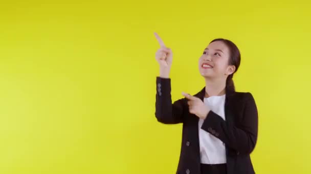 Retrato Jovem Asiático Mulher Negócios Apontando Apresentando Isolado Fundo Amarelo — Vídeo de Stock