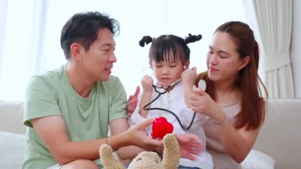 Famille Heureuse Avec Fille Jouer Médecin Infirmière Check Examiner Fièvre — Video