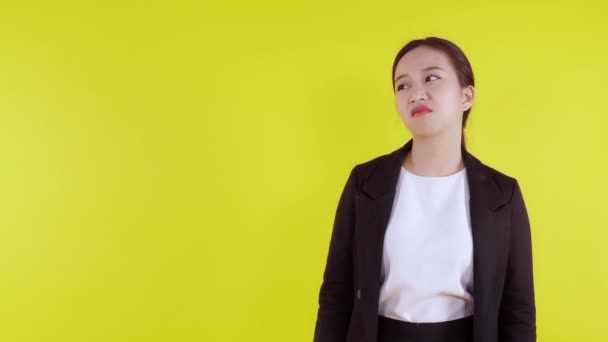 Potret Wanita Bisnis Muda Asia Yang Tidak Bahagia Menyajikan Dan — Stok Video