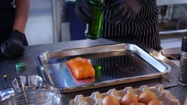 Primeros Planos Manos Chef Preparando Rebanada Marinada Salmón Pescado Crudo — Vídeos de Stock