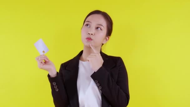 Retrato Bonito Jovem Asiático Mulher Negócios Segurar Cartão Crédito Cartão — Vídeo de Stock