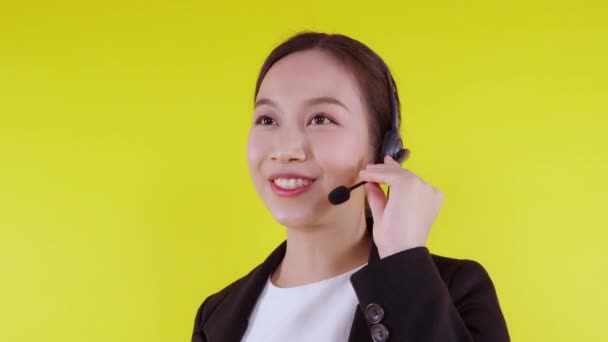 Porträtt Ung Asiatisk Affärskvinna Call Center Bär Headset Gul Bakgrund — Stockvideo
