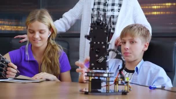 Кавказский Два Подростка Учатся Роботизированной Руки Классе Вместе Школе Мальчик — стоковое видео