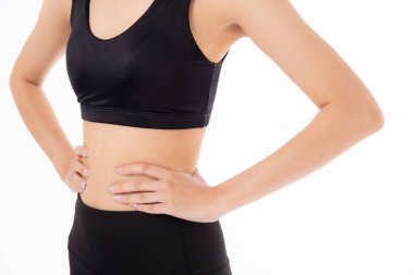 Beyaz arka planda ince izole edilmiş, güzel Asyalı bir kadının beline ve karnına yakın egzersiz ve zayıflık için diyet, sağlık ve refah kavramı ile egzersiz..