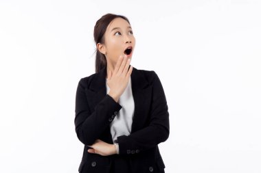 Takım elbiseli güzel mutlu Asyalı iş kadını şaşkınlık içinde başarıdan memnun kalmış ve beyaz arka planda izole edilmiş, mutlu iş kadını duygu ve ifadeyle şoka uğramış..