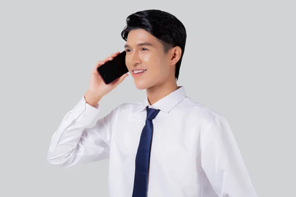 Porträt Junger Asiatischer Geschäftsmann Mit Smartphone Spricht Isoliert Auf Weißem — Stockfoto