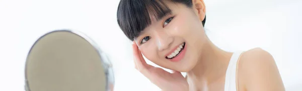 Красиве Обличчя Молодої Азіатки Щасливою Усміхненою Зворушливою Щокою Виглядає Дзеркало — стокове фото