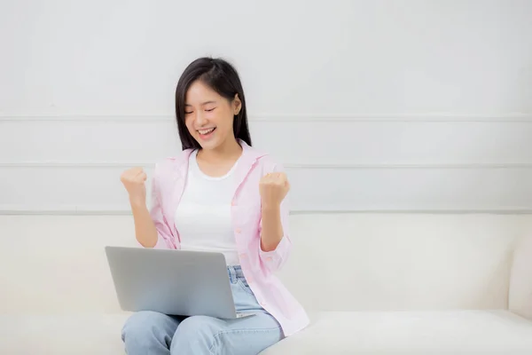 Geluk Jonge Aziatische Vrouw Zitten Bank Werken Laptop Computer Terwijl — Stockfoto