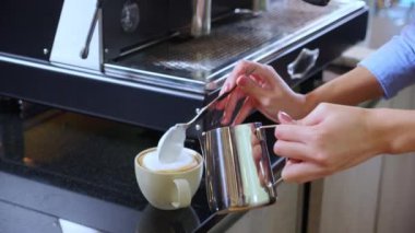 Genç Asyalı baristanın elleri, kahve dükkanında müşteriyle sıcak kahve servisi yaparken, girişimcinin elleri, kahve, küçük işletme veya KOBİ satın alırken erkeklerle kahve dağıtırken,.