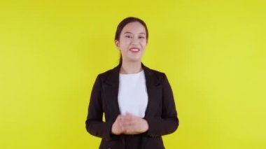 Sarı arka planda, reklamcılık ve pazarlamada izole edilmiş genç Asyalı iş kadını portresi, yönetici ve yönetici, iş kadını kendini ifade etme ve konuşma konusunda kendinden emin.