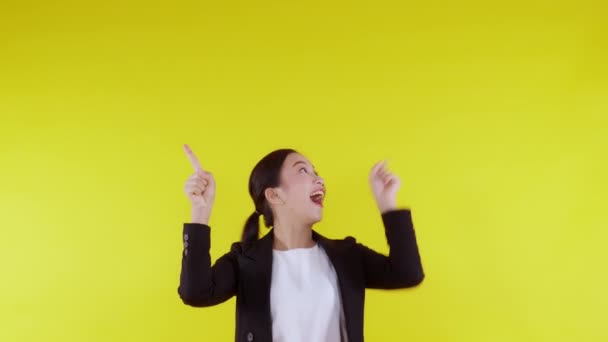Retrato Jovem Asiático Mulher Negócios Apontando Apresentando Isolado Fundo Amarelo — Vídeo de Stock
