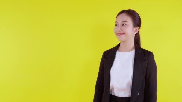 Portret Jonge Aziatische Zakenvrouw Presenteren Duimen Omhoog Geïsoleerd Gele Achtergrond — Stockvideo