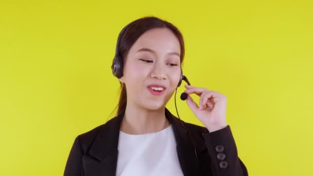 Retrato Jovem Asiático Mulher Negócios Call Center Vestindo Fone Ouvido — Vídeo de Stock